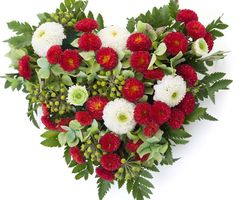 Composizione floreale a forma di cuore funerale. Consegna a domicilio 