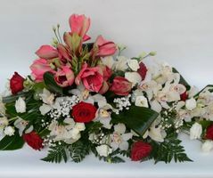 Composizione per funerale con orchidee, rose e fiori eleganti. Consegn