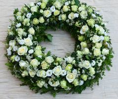 Corona di fiori bianchi - fiori dal cuore Codice: A112