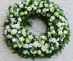 Corona di fiori bianchi - fiori dal cuore Codice: A112