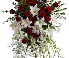 Cuscino funebre di rose rosse, gigli o lilium e fiori misti di stagion